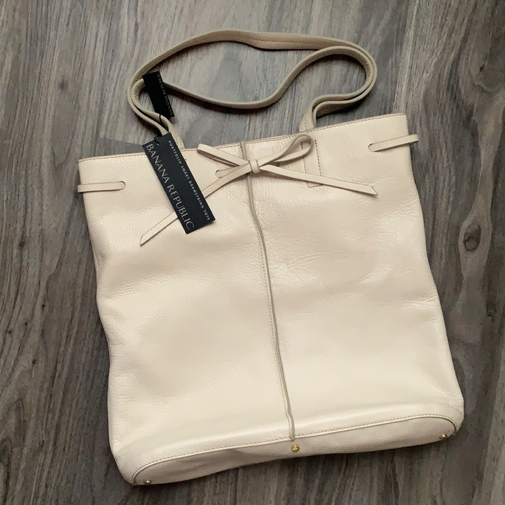 BANANA REPUBLIC PortfolioLeather Rechargeable tote